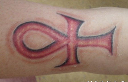 红色埃及十字架手臂纹身图案