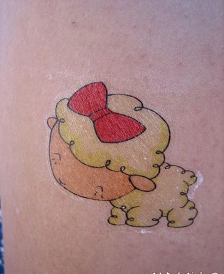 可爱的卡通小羊和蝴蝶结纹身图案