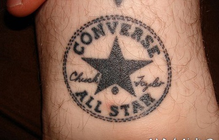 圆形标志五角星和字母脚踝纹身图案