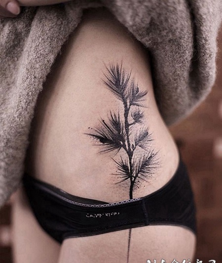 春天的遐想，侧腰松枝图腾纹身
