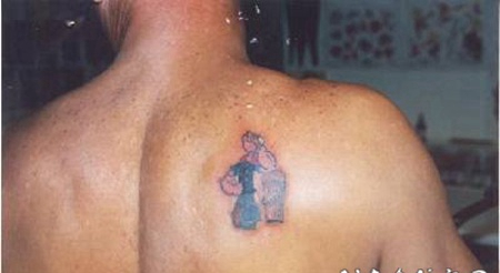 背部精美的彩色卡通人物纹身图案