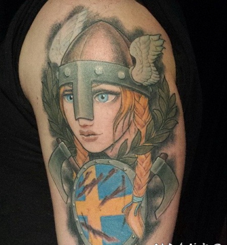 精美的动画海盗女孩大臂纹身图案