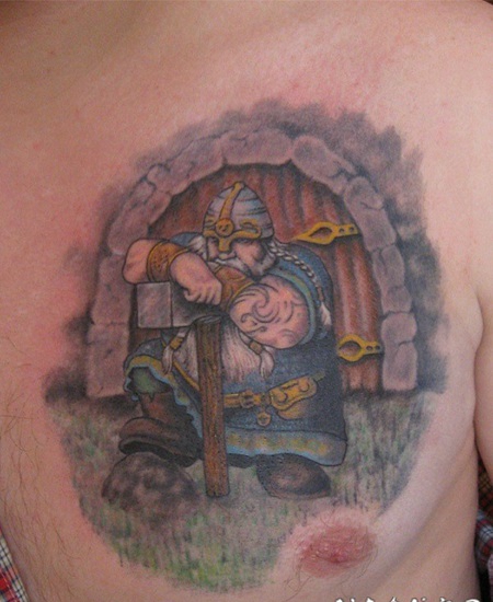 卡通维京战士卫兵和斧头胸部纹身图案