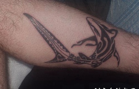 好看的部落鲨鱼小腿纹身图案