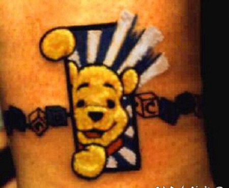 卡通小熊维尼手腕纹身图案