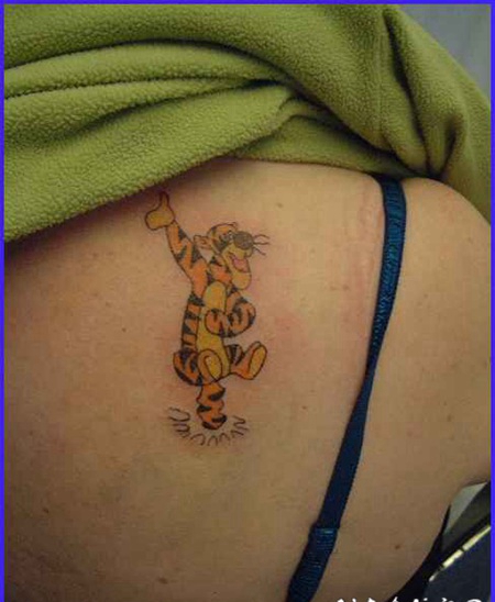 背部黄色的卡通跳跳跳虎纹身图案