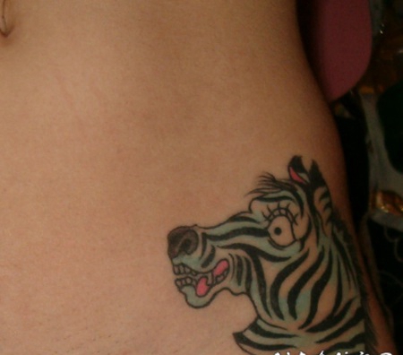 有趣的动画斑马头腰部纹身图案