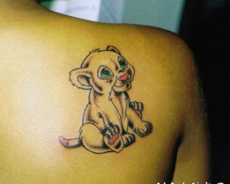 卡通小狮子辛巴背部纹身图案