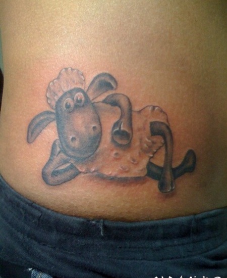 侧肋动画黑白小羊纹身图案