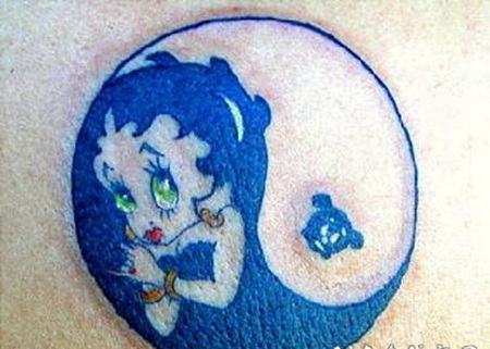 卡通贝蒂和阴阳八卦符号纹身图案