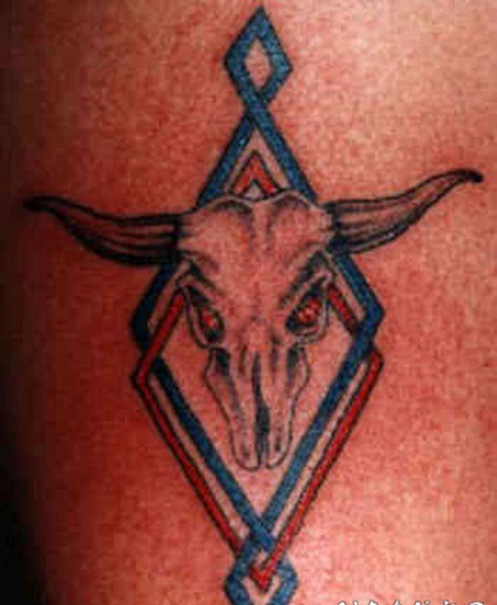 彩色的几何与羊头骨纹身图案