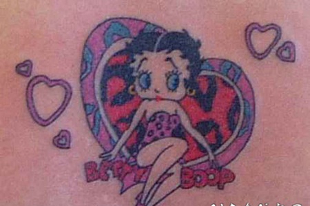 卡通贝蒂娃娃和心形彩色纹身图案