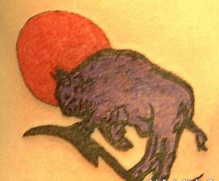 野牛和太阳背景彩色纹身图案