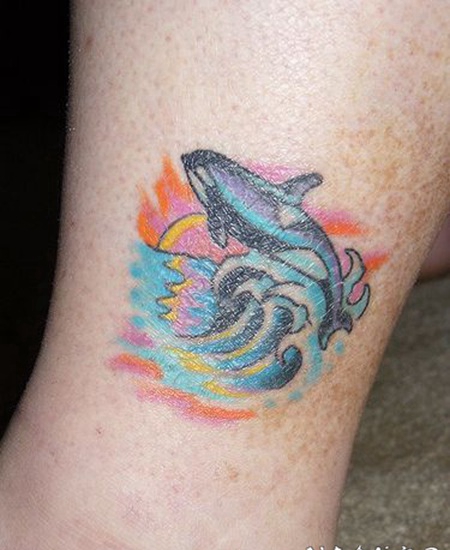 跳跃的虎鲸和日落彩色纹身图案
