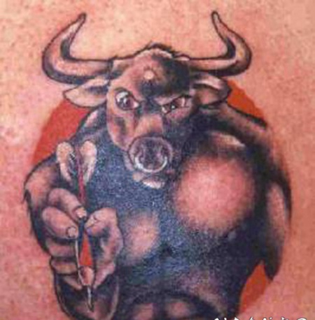 牛头人玩飞镖纹身图案