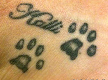 动物爪印和英文名字纹身图案
