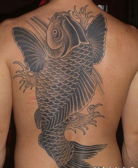 背部黑色的大鲤鱼纹身图案