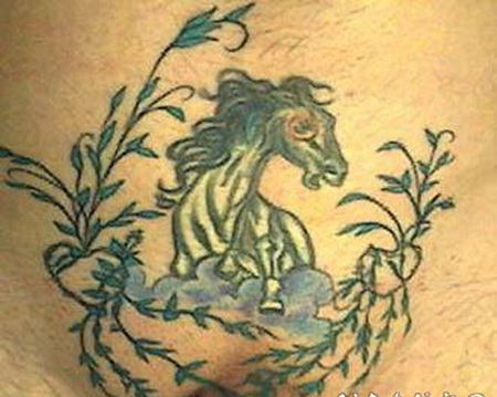 马和绿色的藤蔓彩色腹部纹身图案