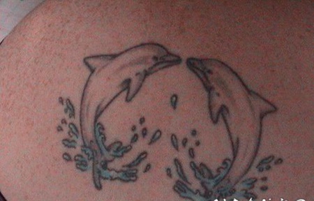 两只跃出水面的海豚纹身图案