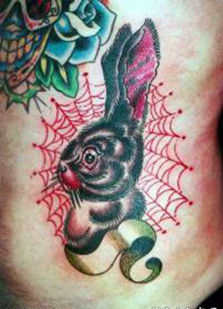 黑色小兔子和红色蜘蛛网纹身图案