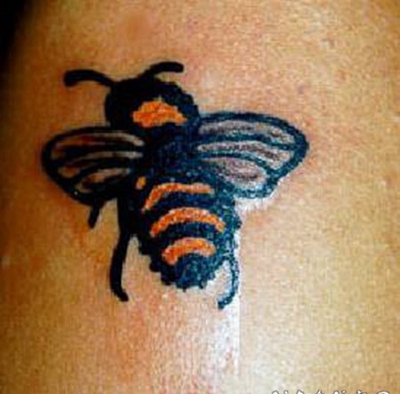 彩色的小蜜蜂背影纹身图案