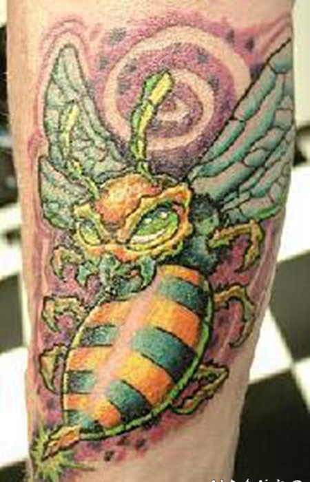 彩色邪恶的毒蜜蜂与紫色背景纹身图案