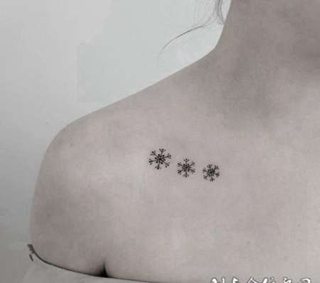 冬季恋歌，锁骨处雪花图腾纹身