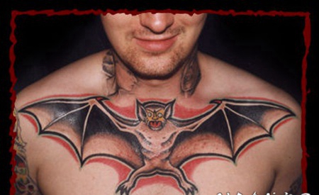 胸部大蝙蝠彩色纹身图案