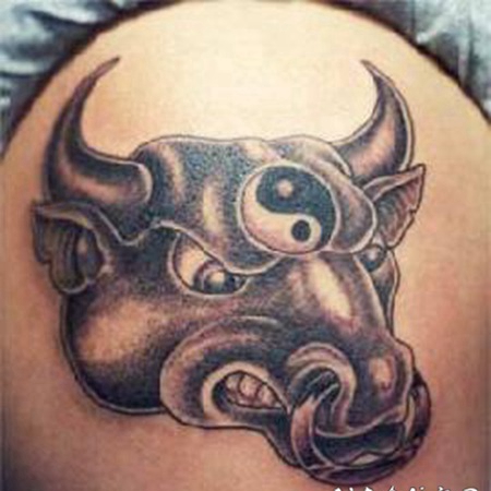 愤怒的公牛与阴阳八卦纹身图案