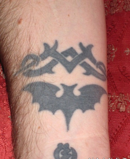 黑色的蝙蝠和部落符号纹身图案