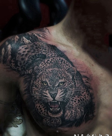 潜伏的杀机，半甲写实逼真的猎豹纹身