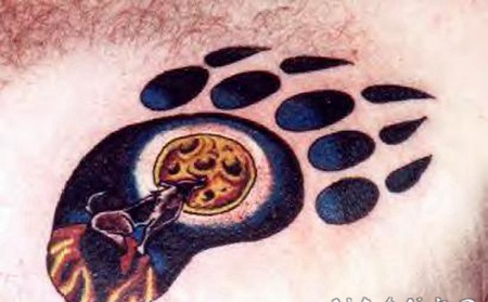 胸部熊爪印和月亮纹身图案