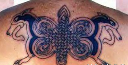 背部动物和凯尔特结蝴蝶黑色纹身图案