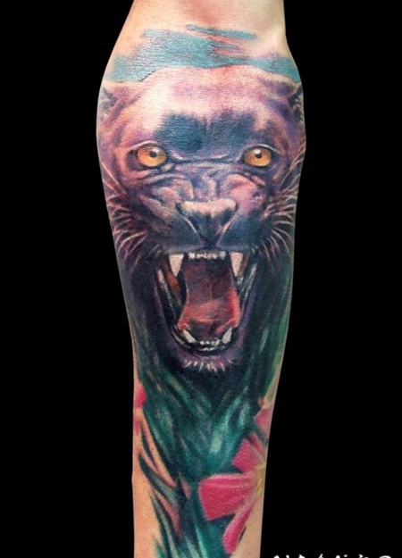 黑色豹头写实彩色小腿纹身图案