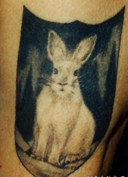 黑色背景上的写实兔子纹身图案