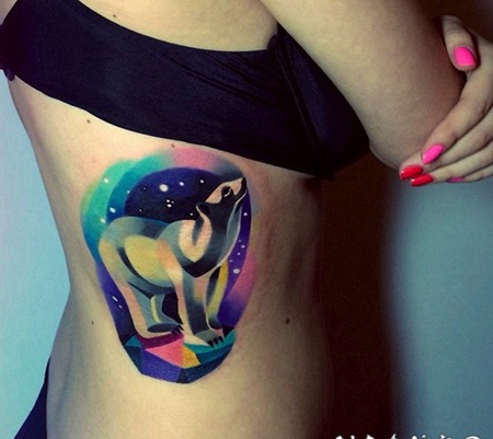 侧肋水彩画的北极熊纹身图案