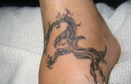 树干和动物结合脚背纹身图案