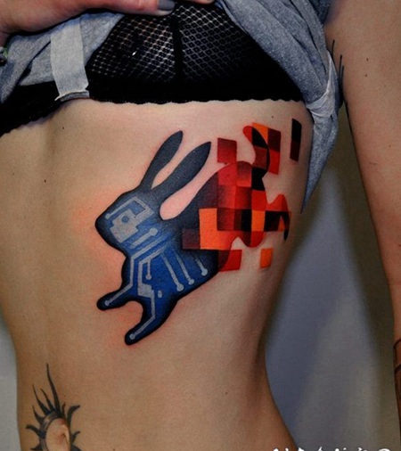 彩色的兔子几何侧肋纹身图案