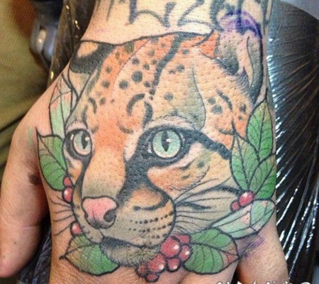 手背可怕的真写实豹头纹身图案