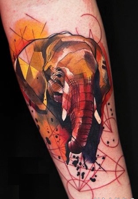 水彩大象头和几何手背纹身图案