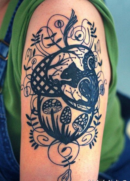 手臂黑色橡果轮廓和松鼠植物纹身图案