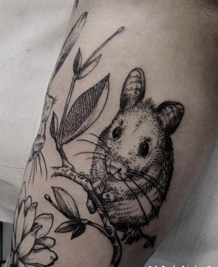 黑色写实老鼠和植物手臂纹身图案