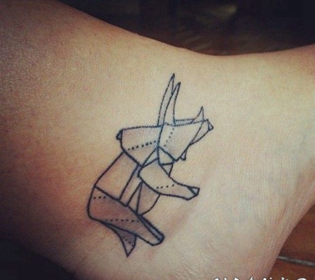 脚踝黑色的几何犀牛纹身图案