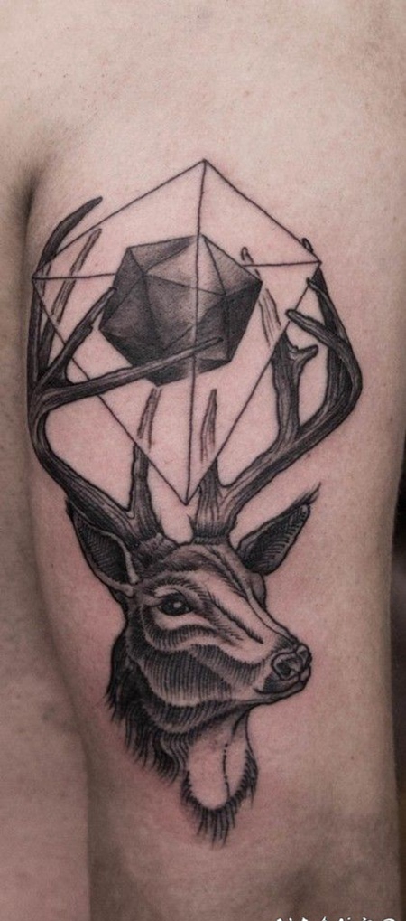 黑色的鹿头与几何手臂纹身图案