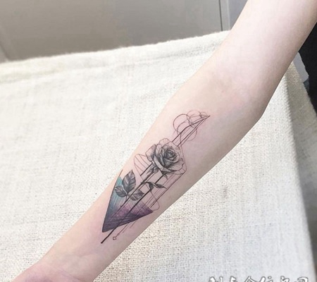 温室中的娇丽，手臂玫瑰花个性纹身