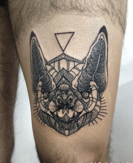 黑色几何蝙蝠头大腿纹身图案
