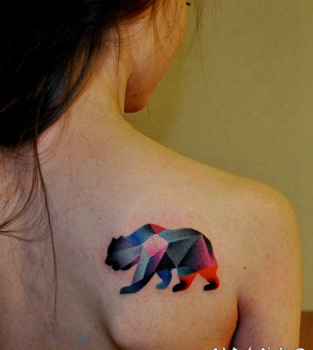 女生背部七彩的几何熊纹身图案