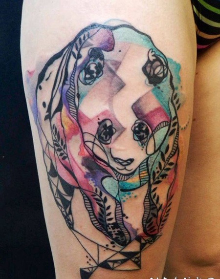 水彩风格的熊猫大腿纹身图案