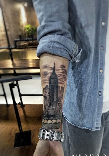 繁华都市，手臂个性高楼纹身