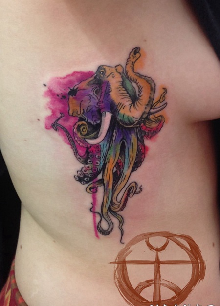 水彩画风格大象和章鱼侧肋纹身图案